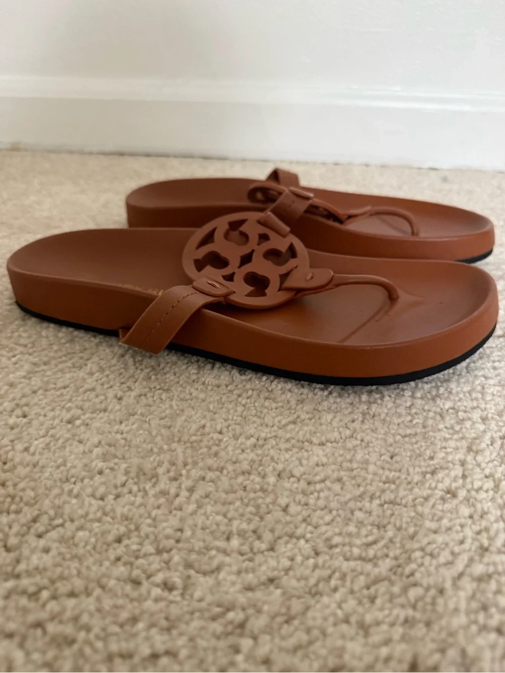 Tory Burch Sandals Miller Cloud Thong in Bourbon Miele Tan